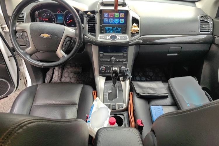 Used Chevrolet Captiva 2015 2.4L 4x4 Flagship Edition 7-Seater Center Console