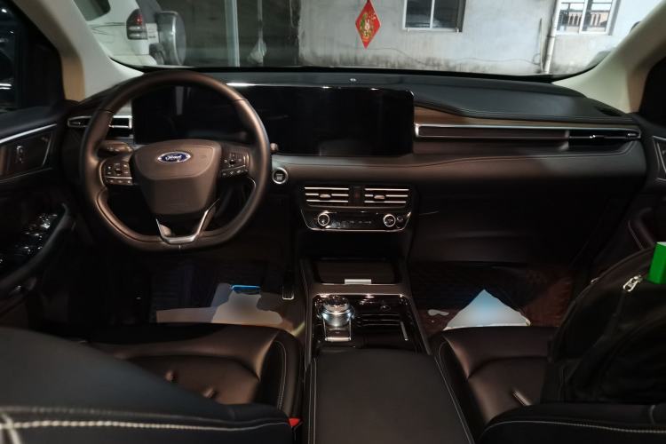 Used Ford Edge 2021 PLUS EcoBoost 245 Two-Wheel-Drive Titanium 7-Seater Center Console