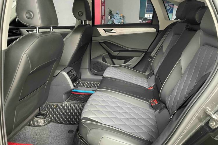 Used Volkswagen Sagitar 2023 300TSI DSG Excellence Edition Right Front Seat