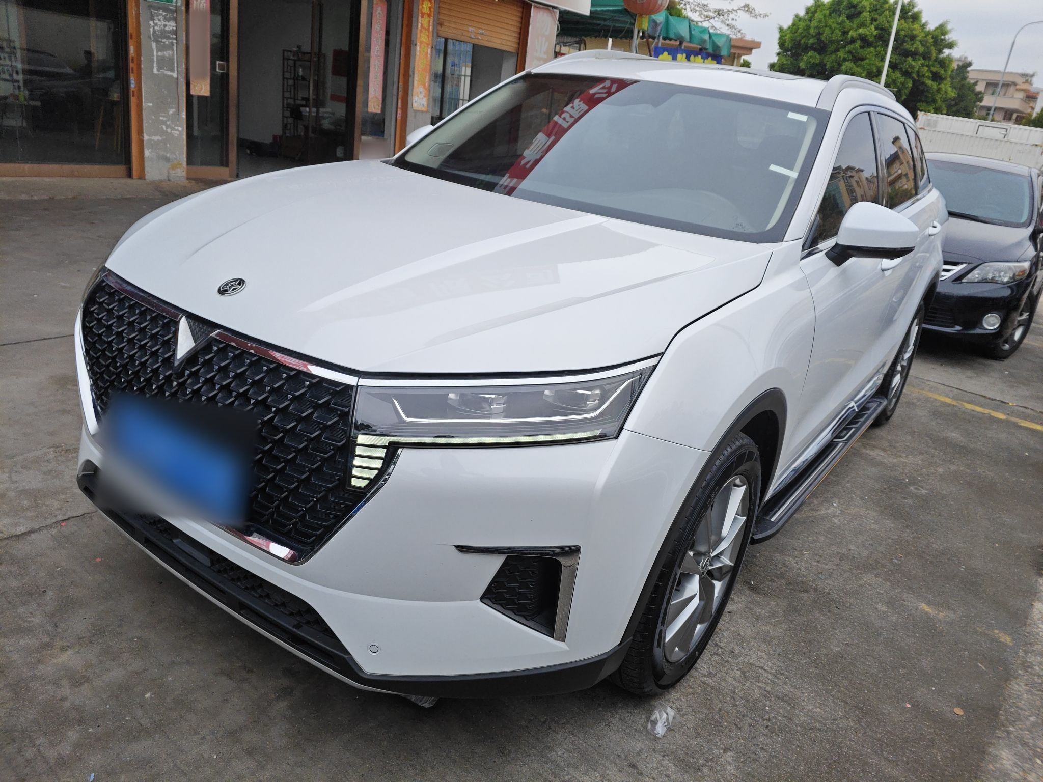 تحت مقدمة السيارة