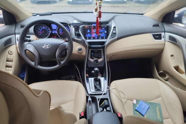 Used Hyundai Elantra (5th Generation / Langdong) 2012 1.6L Automatic Leading Model Center Console
