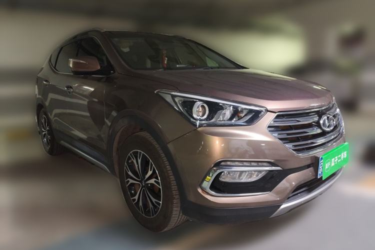 Used Hyundai Santa Fe 2017 2.0T Automatic All-Wheel Drive Smart 7-Seater Front Right 45 Deg