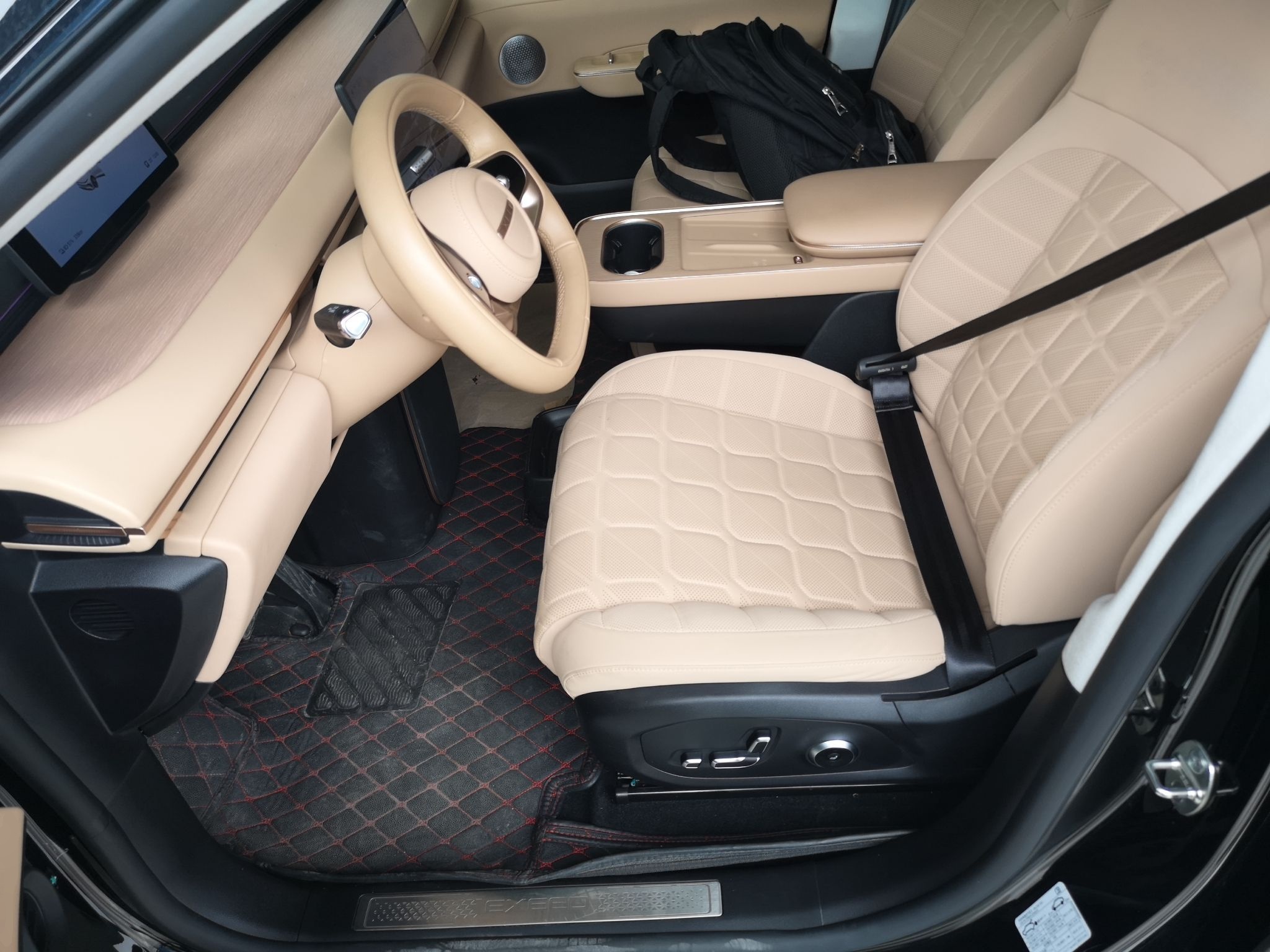 المقاعد الأمامية داخل السيارة