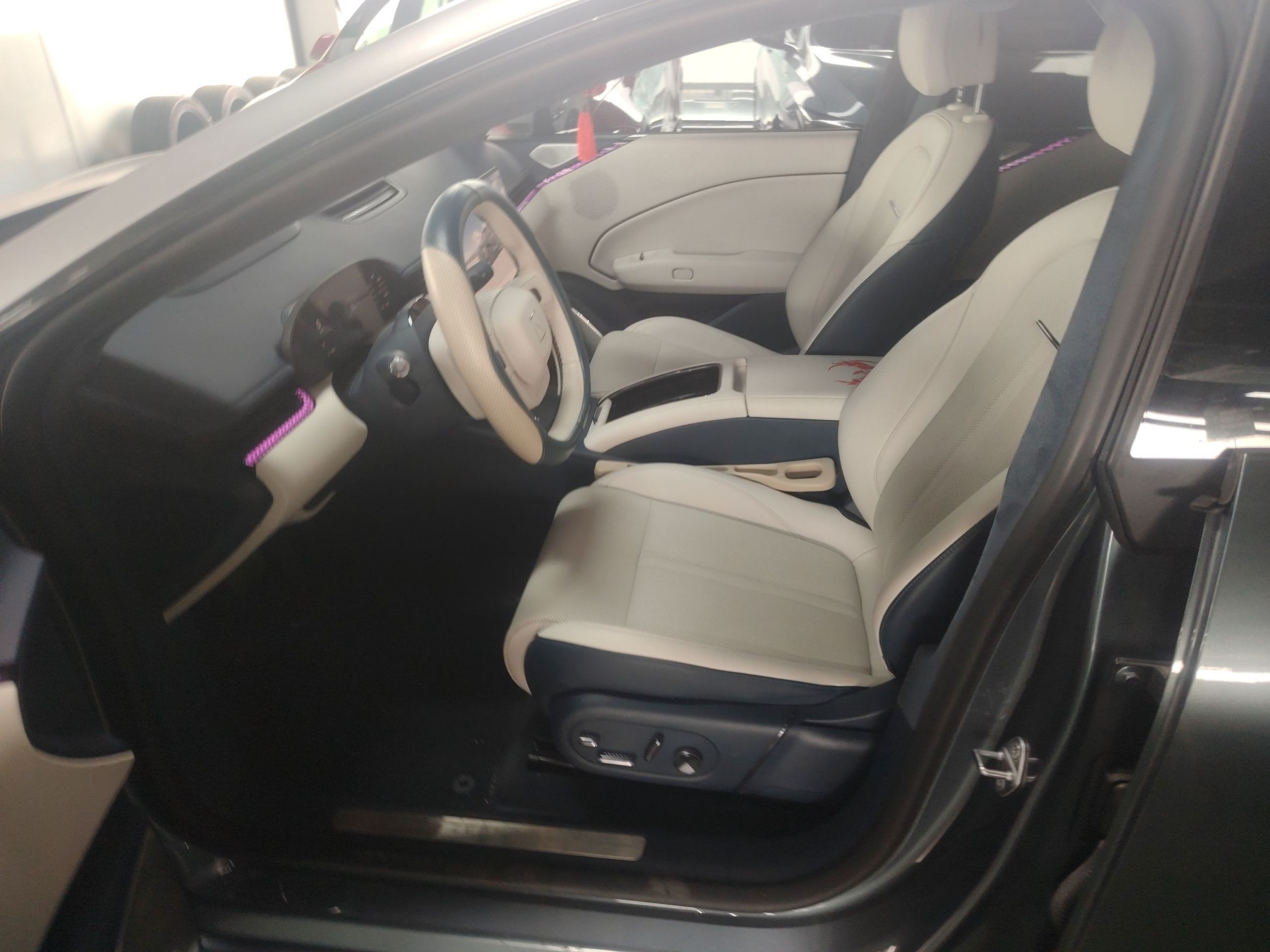 المقاعد الأمامية داخل السيارة