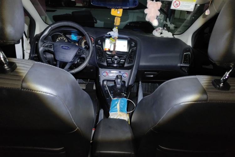 Used Ford Focus 2017 Sedan EcoBoost 125 Automatic Supreme Style SmartDrive Edition Center Console