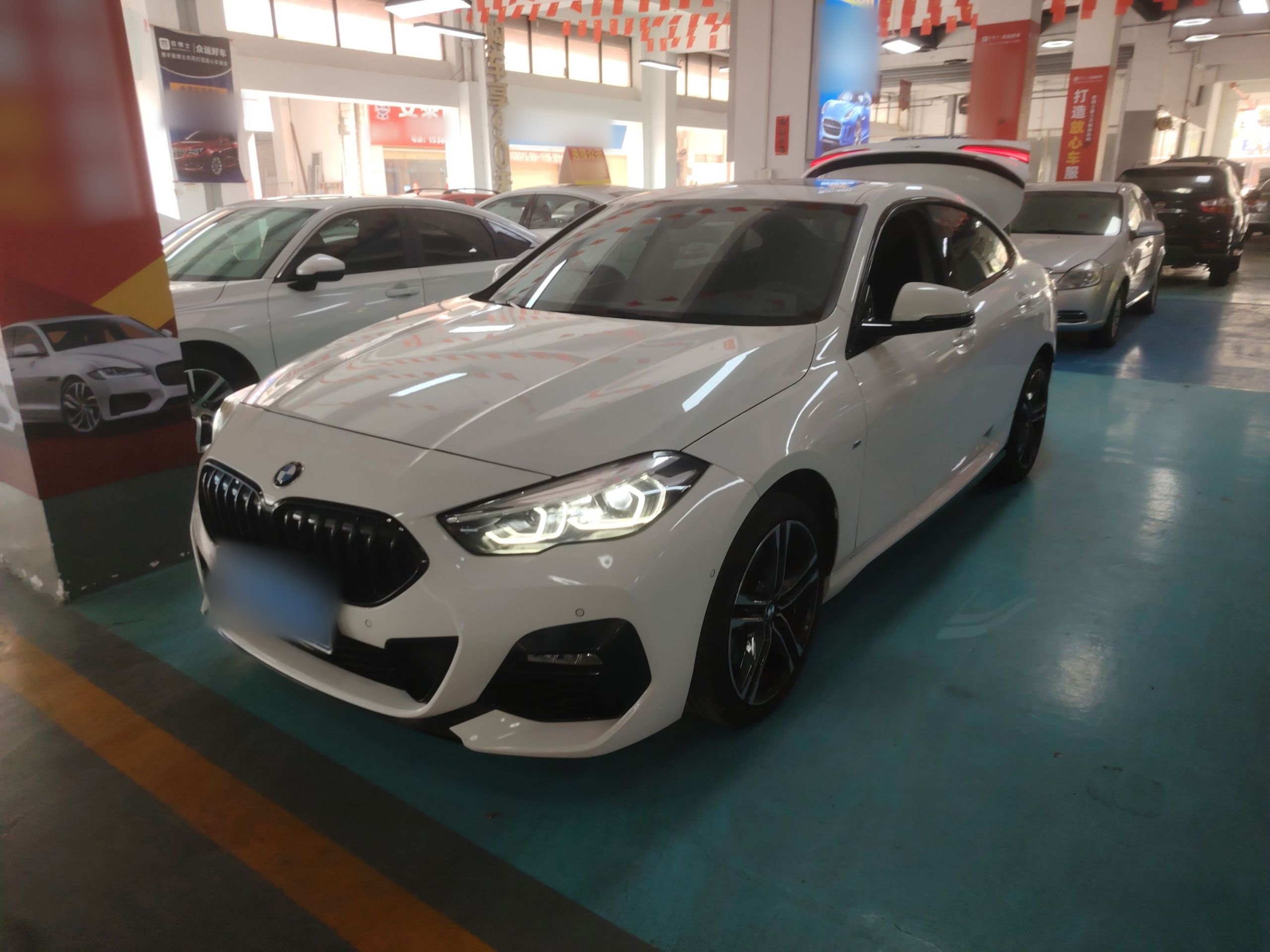 تحت مقدمة السيارة