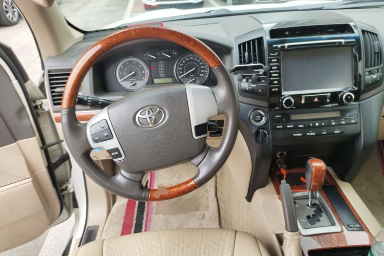 Used Toyota Land Cruiser 2015 4.0L V6 Middle East Limited Edition Steering Wheel