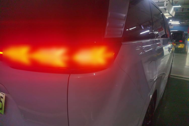 Used Denza D9 2022 DM-i 1040 Prestige Model
