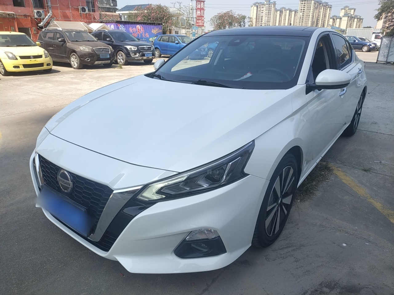 Под передней частью автомобиля