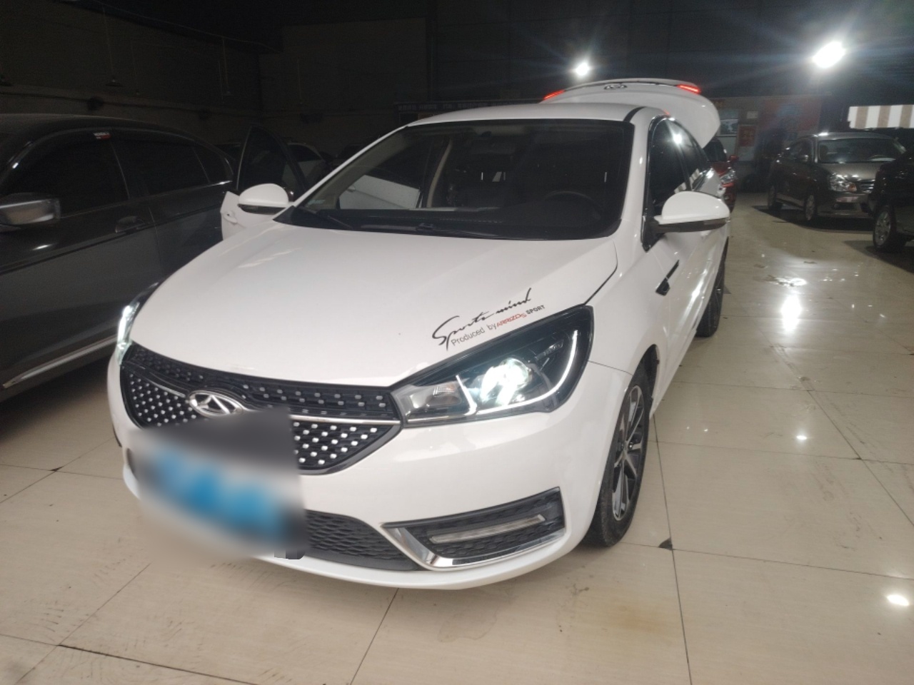 تحت مقدمة السيارة