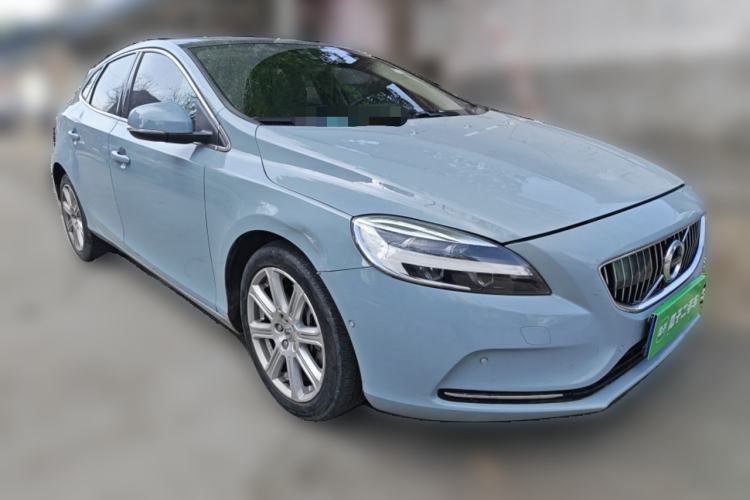 Used Volvo V40 2019 T3 Smart Luxury Edition Front Right 45 Deg