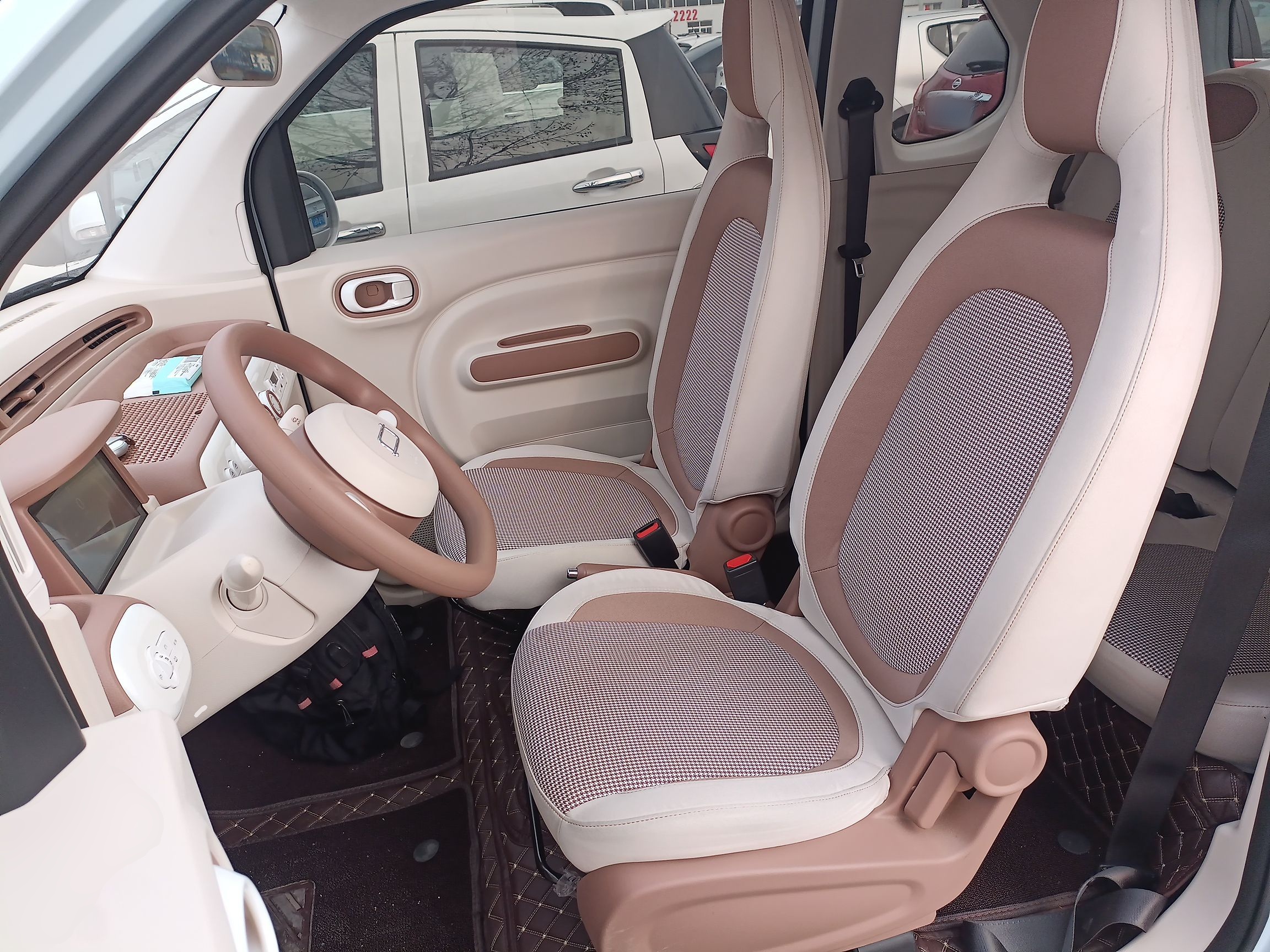 المقاعد الأمامية داخل السيارة