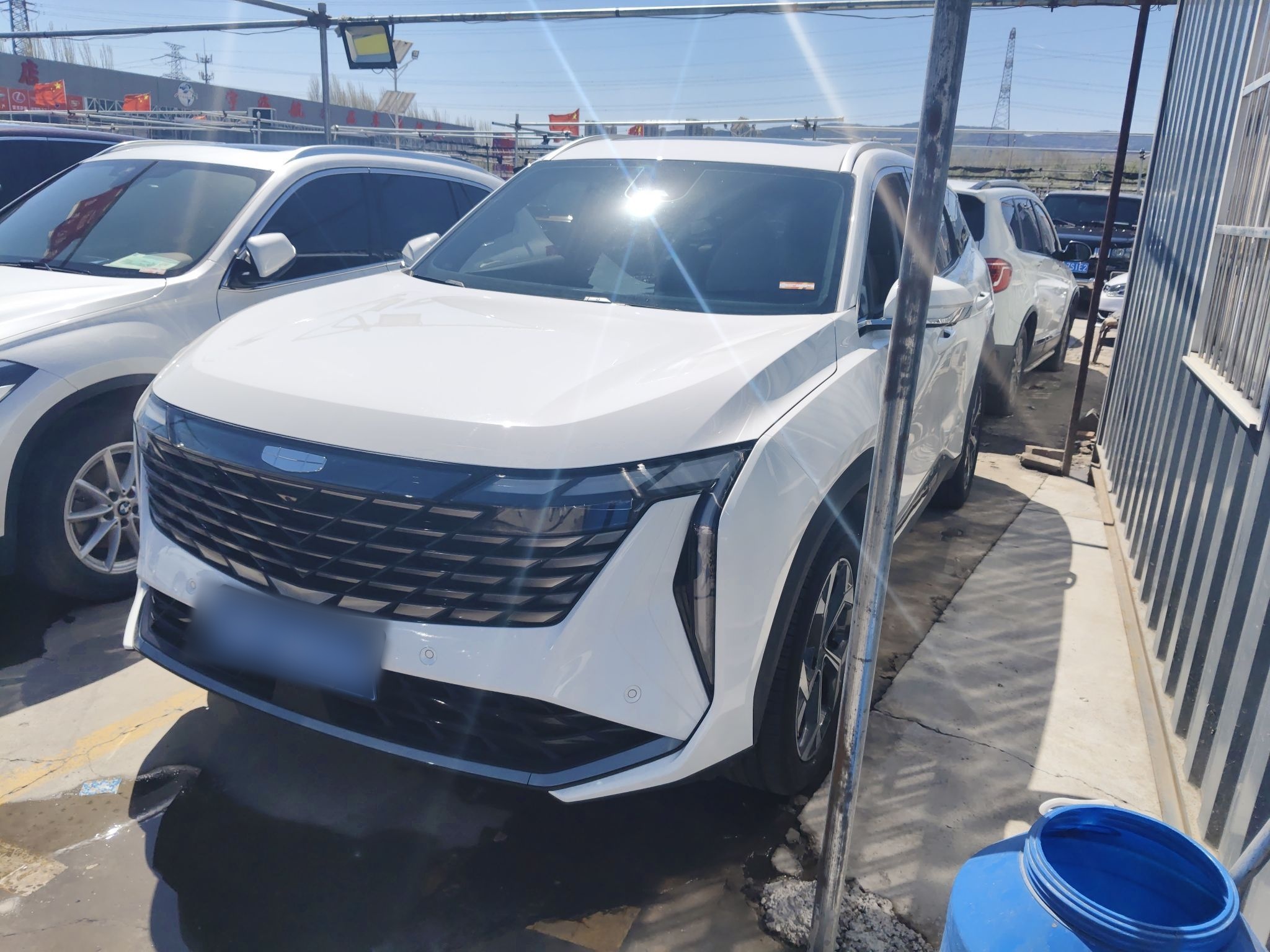 تحت مقدمة السيارة