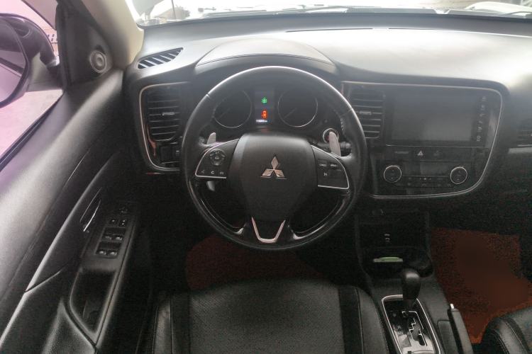 Used Mitsubishi Outlander 2016 2.4L 4x4 Luxury Edition 7-Seater Steering Wheel