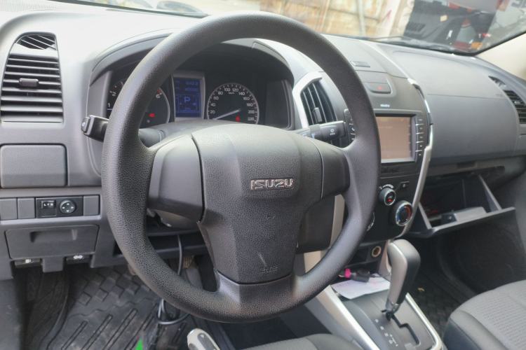 Used Isuzu D-MAX 2015 2.5T Two-Wheel Drive Automatic High-Performance Elite Version 4JK1 Steering Wheel