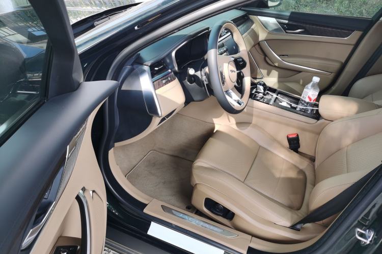 Used Jaguar XFL 2025 Model—2.0T P250, Two-Wheel Drive, Premium Luxury Edition