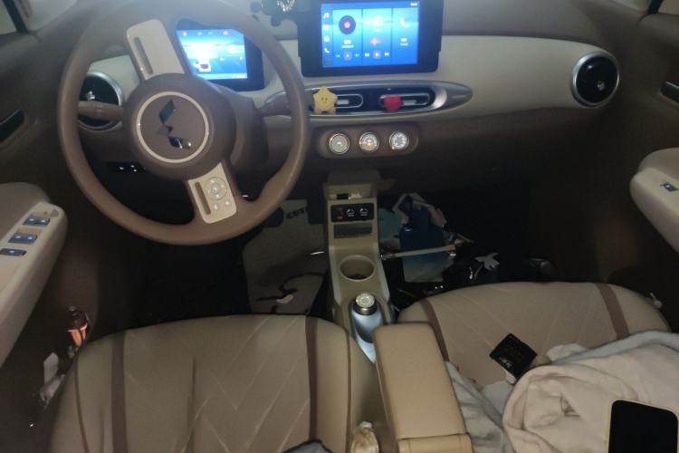 Used Wuling Hongguang MINIEV 2025 Four-Door Version Zhenxiang+ Edition Center Console