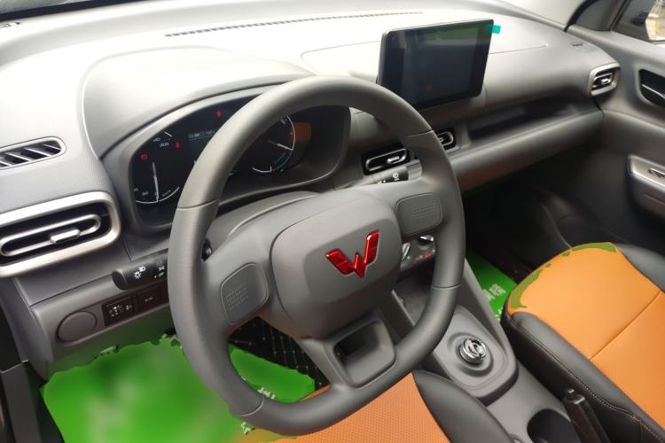 Used Wuling Hongguang New Energy 2024 All-Electric Model 300KM Standard Version Center Console