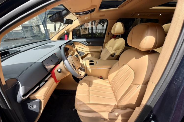 Used VOYAH Dream 2025 EV Four-Wheel Drive Prestige Kunpeng Edition
