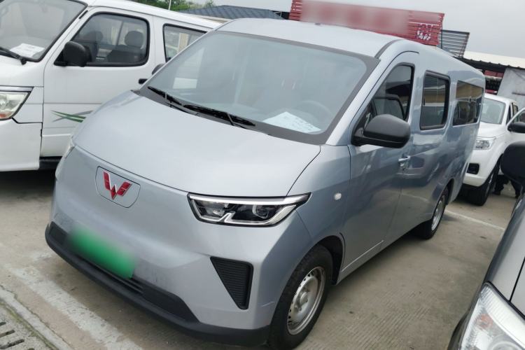 Used Wuling Yangguang 2024 300KM Comfort Version Passenger Van 75kW