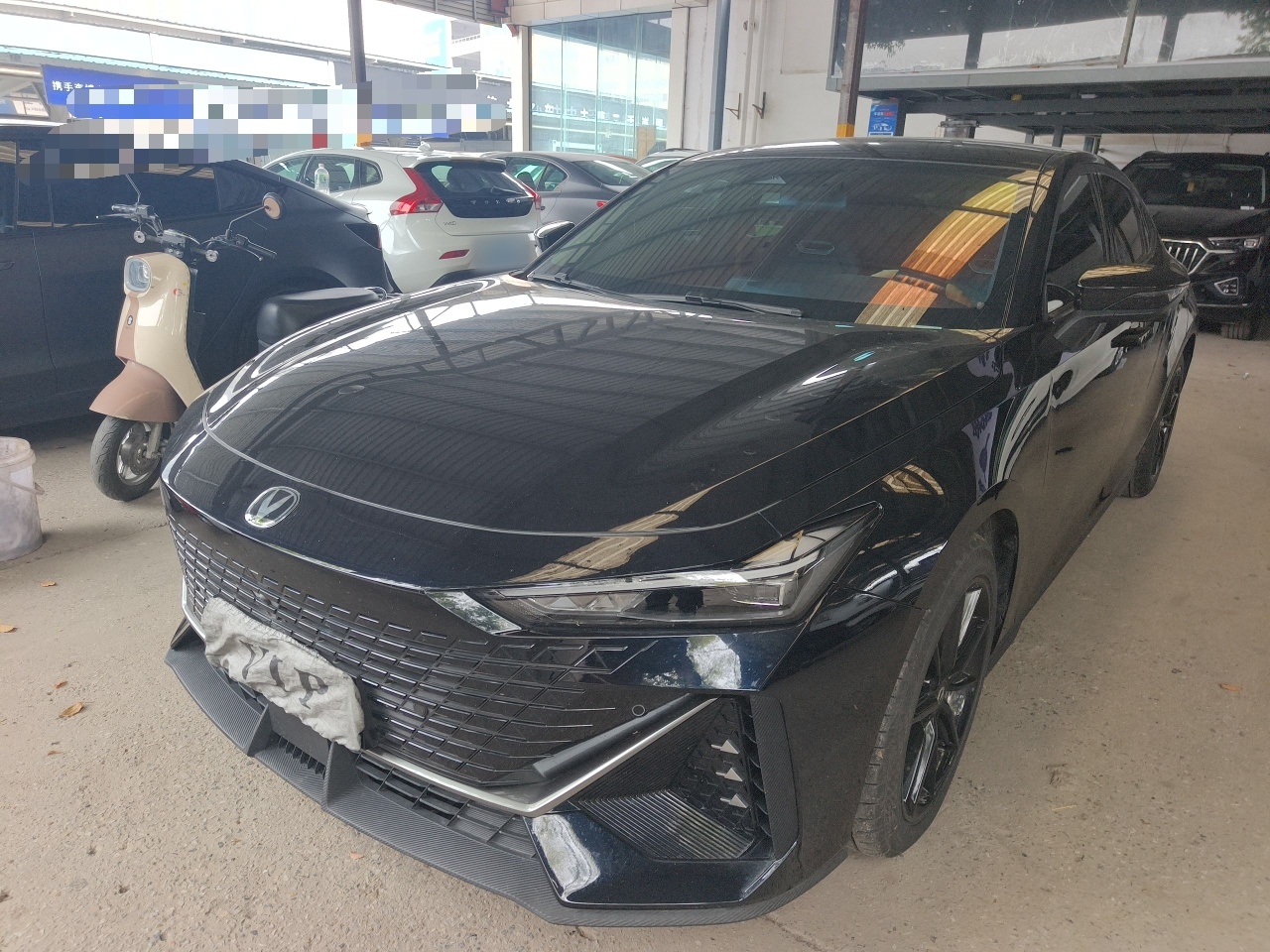 تحت مقدمة السيارة