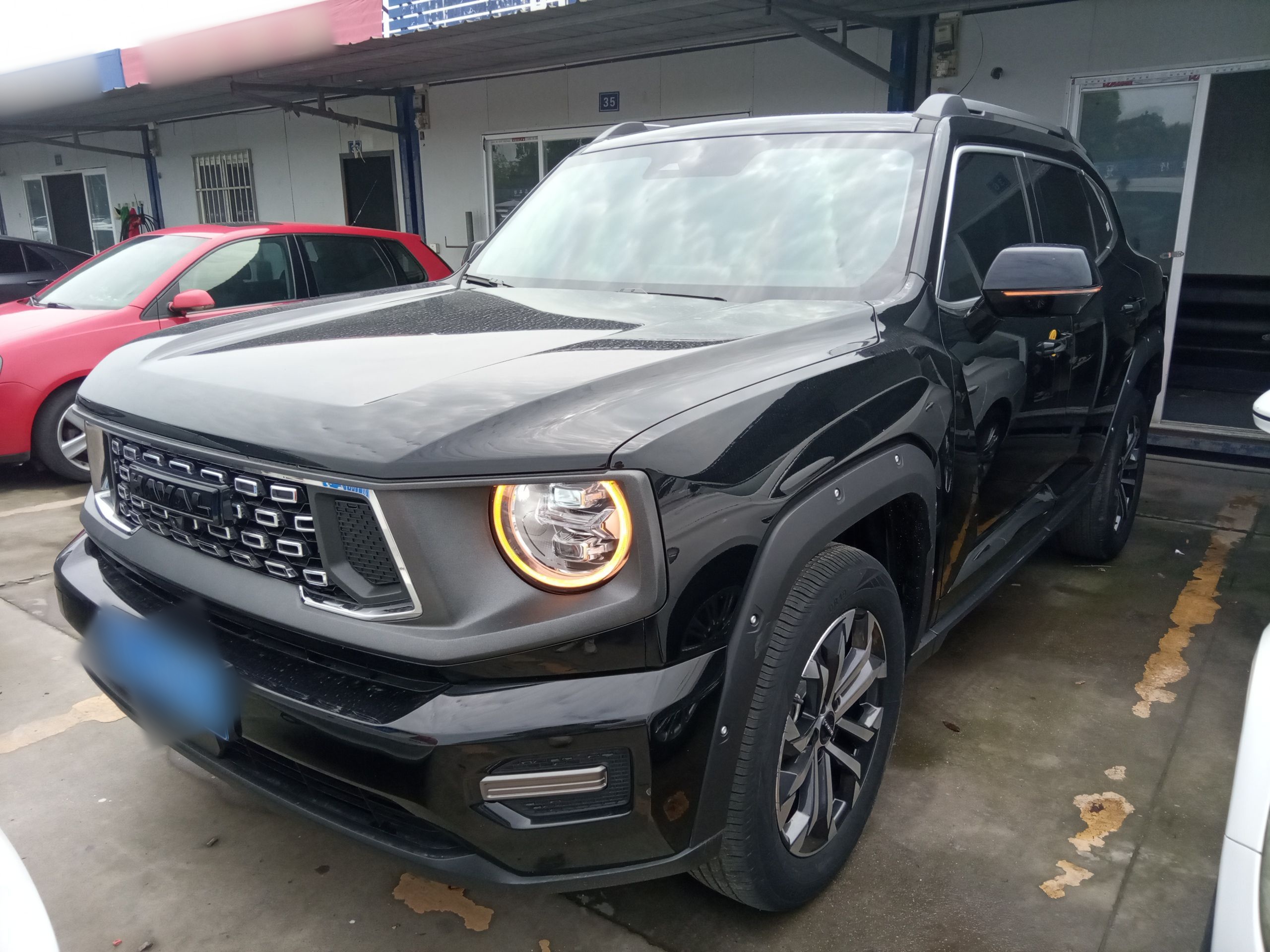 تحت مقدمة السيارة