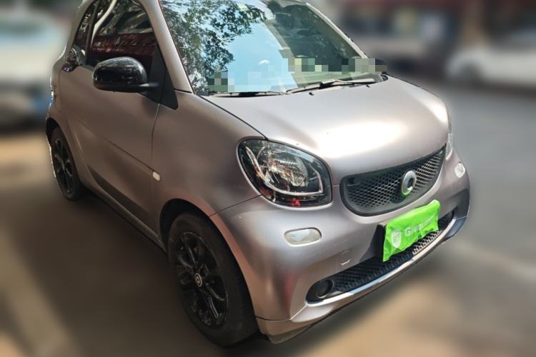 Used smart fortwo 2015 1.0L 52 kW hardtop Dynamic version Front Right 45 Deg