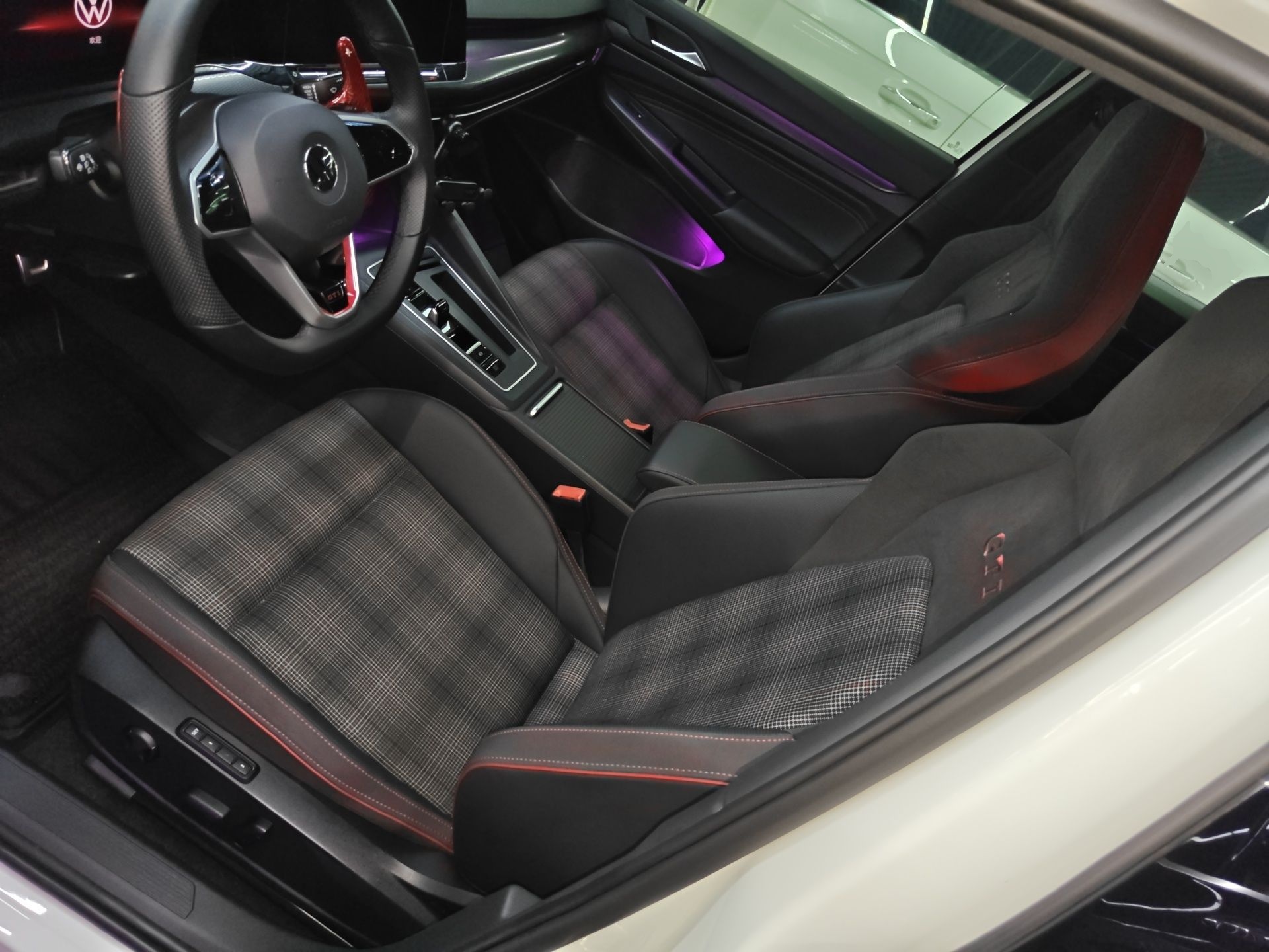 المقاعد الأمامية داخل السيارة