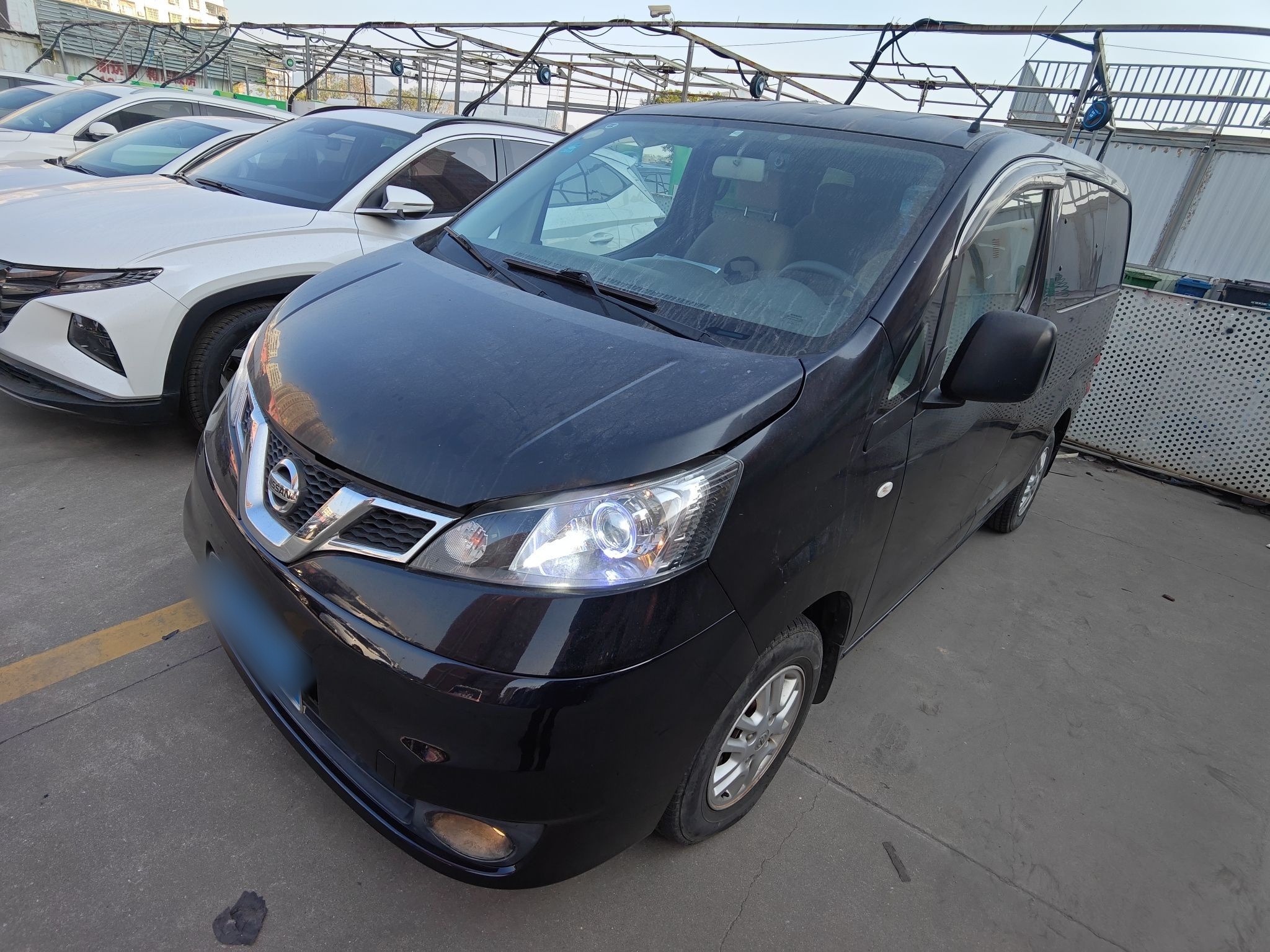 تحت مقدمة السيارة