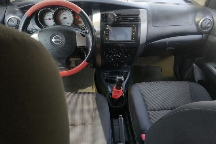 Used Nissan Livina 2010 Jingrui Edition 1.6L Manual Standard Model Center Console