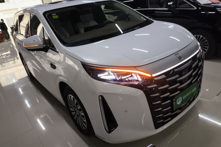 Used BYD Xia 2025 DM-i 1.5T 180km Excellence Model Front Right 45 Deg