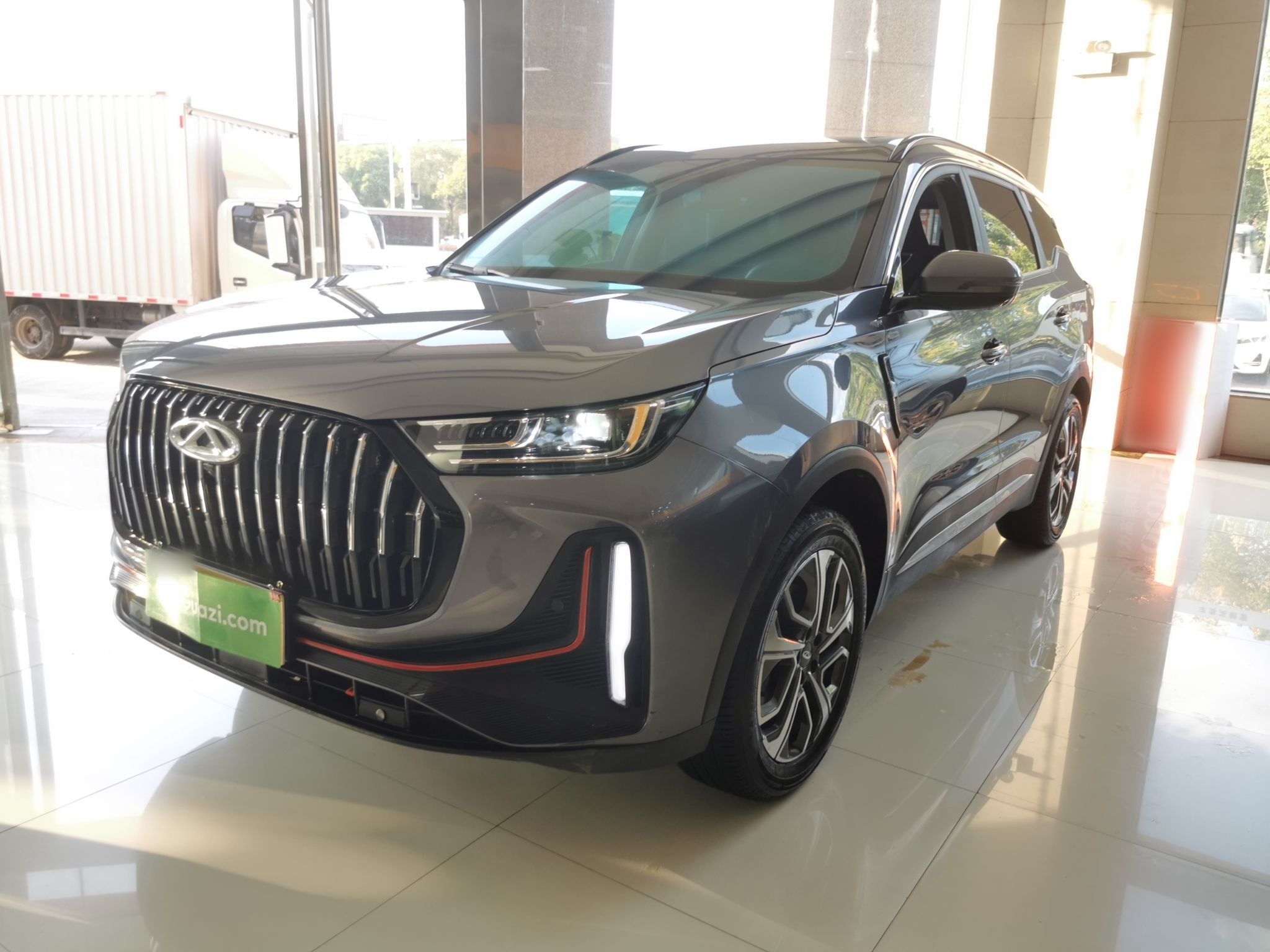 تحت مقدمة السيارة