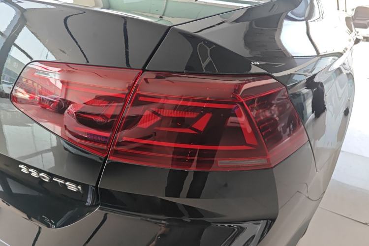 Used Volkswagen Magotan 2023 2 Million Units Limited Edition 330TSI DSG Leading Version Right Rear Taillight