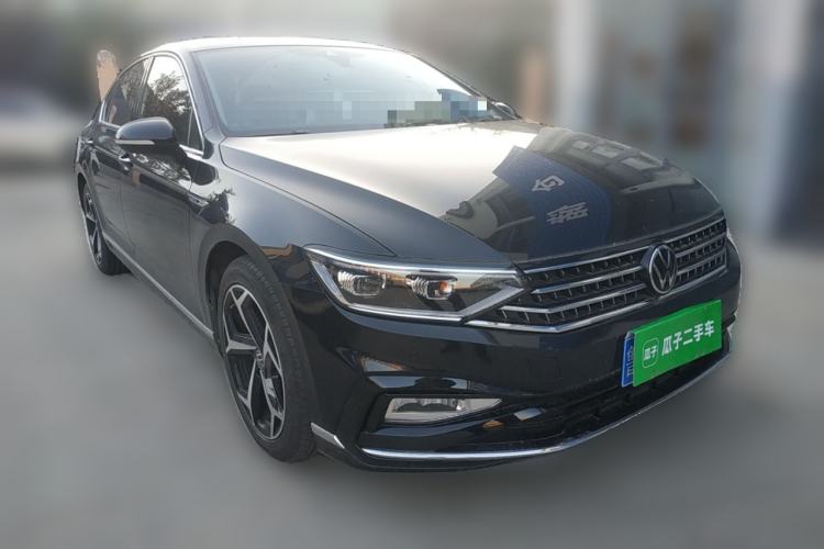 Used Volkswagen Magotan 2024 2 Million Units Zhongxiang Version 330TSI DSG Luxury Edition Front Right 45 Deg