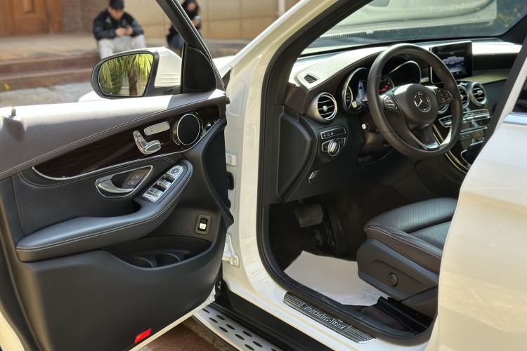 Used Mercedes-Benz GLC 2018 Facelift GLC 260 4MATIC Luxury Edition Interior 11