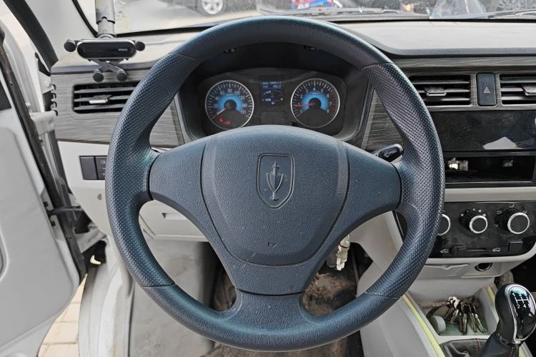 Used Jinbei Hiace X30 2023 1.5L Wealthy-Style Passenger Van 5/6/7-Seater Non-Air-Conditioned Version SWC15M Steering Wheel