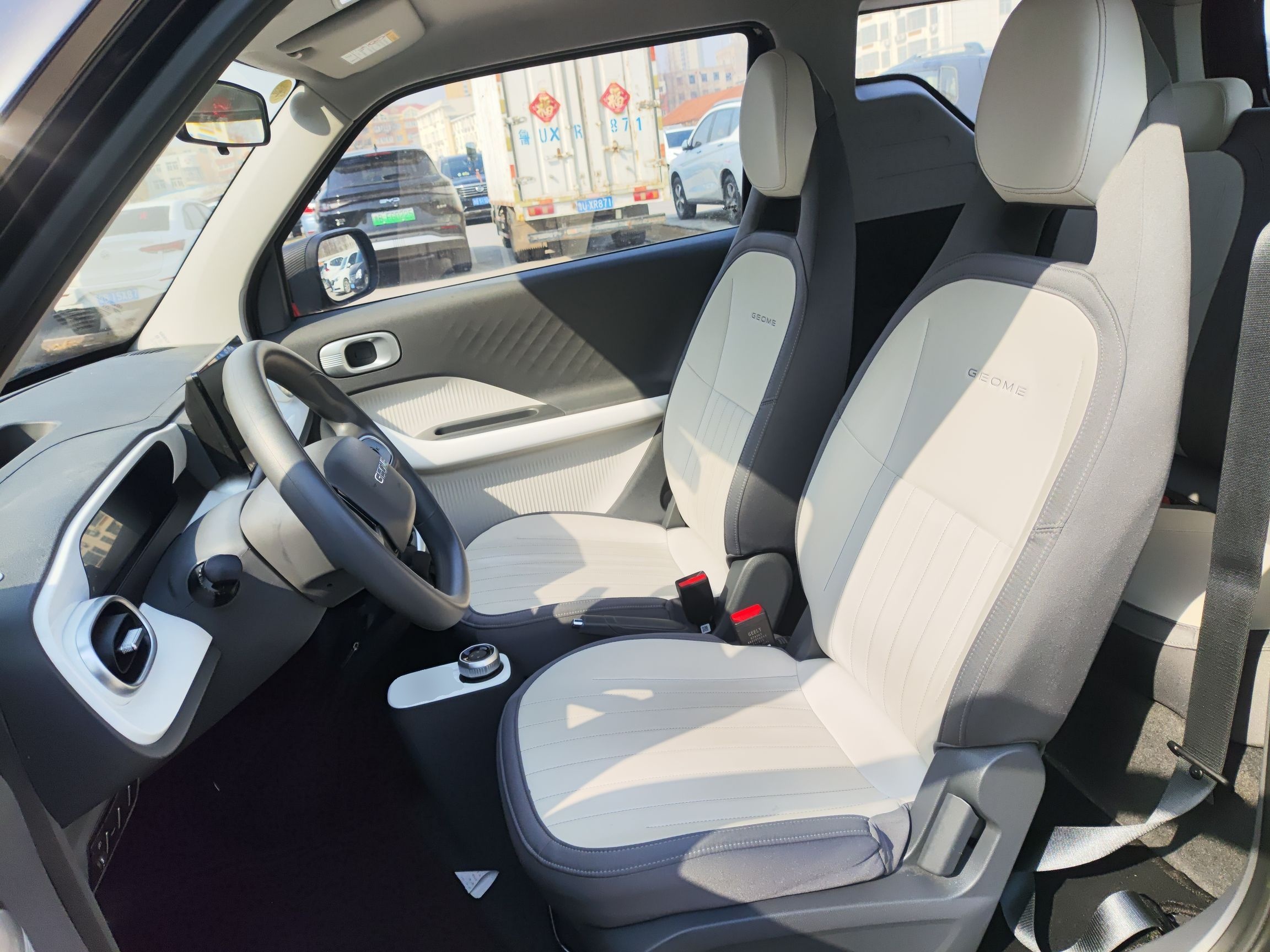 المقاعد الأمامية داخل السيارة