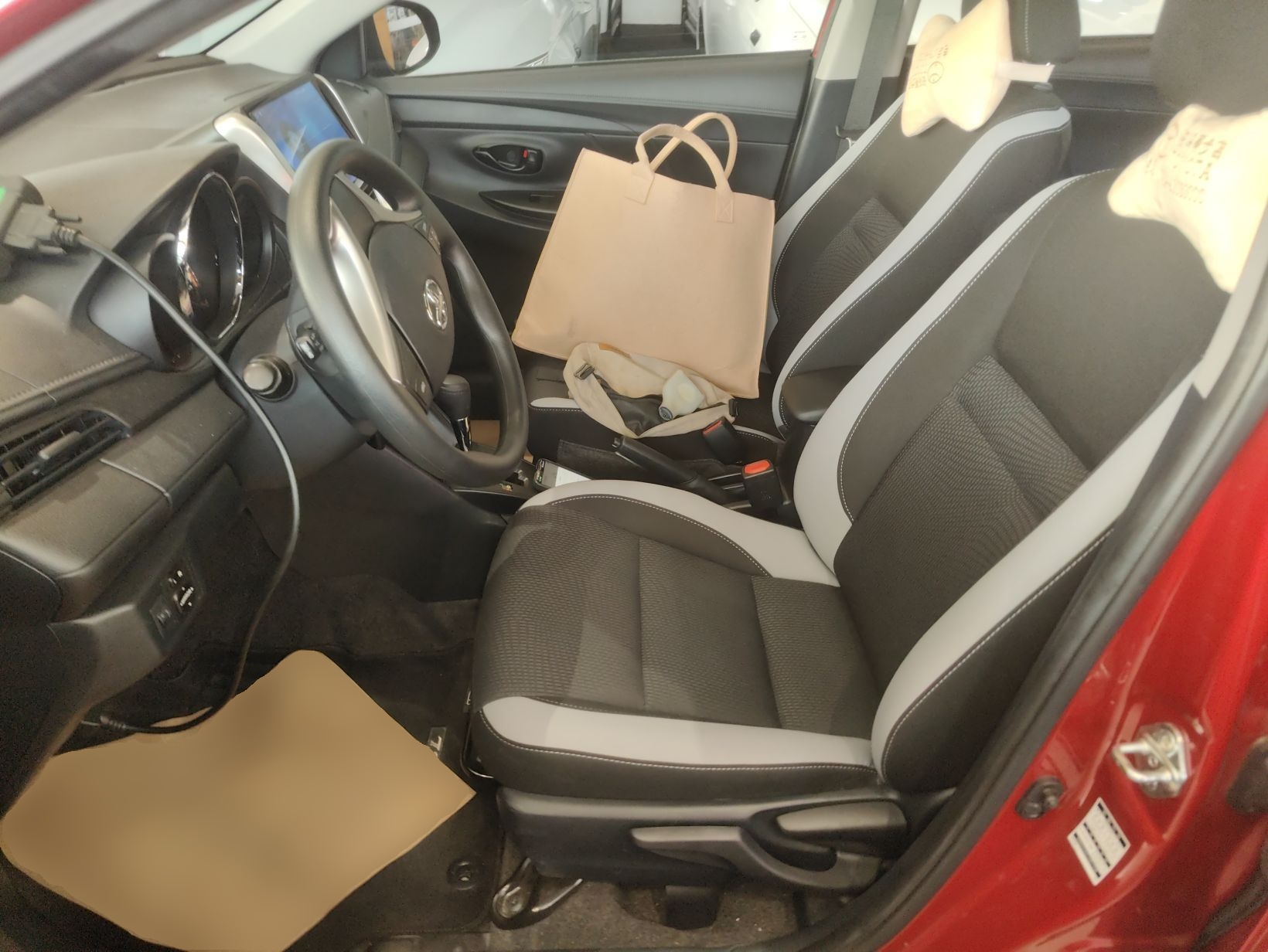 المقاعد الأمامية داخل السيارة