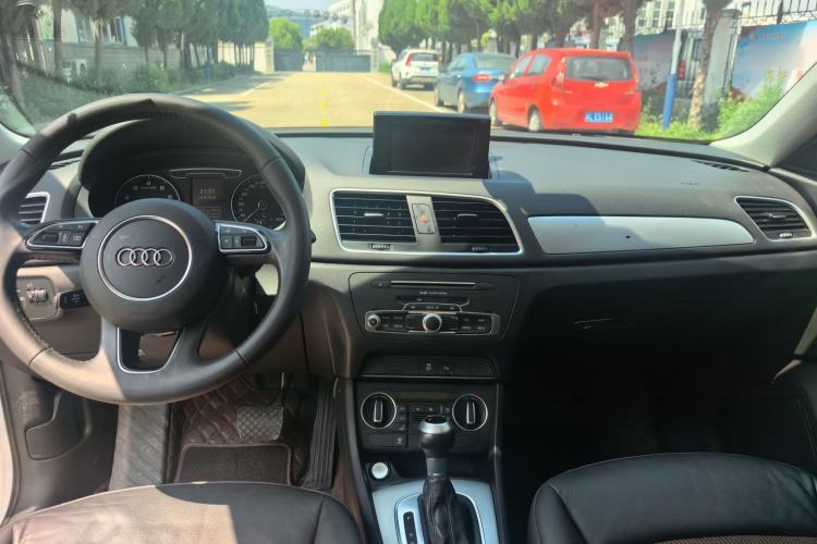 Used Audi Q3 2018 30th Anniversary Edition 30 TFSI Fashion Model Center Console