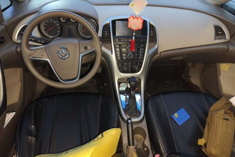 Used Buick GT 2013 GT 1.6L Automatic Fashion Edition Center Console