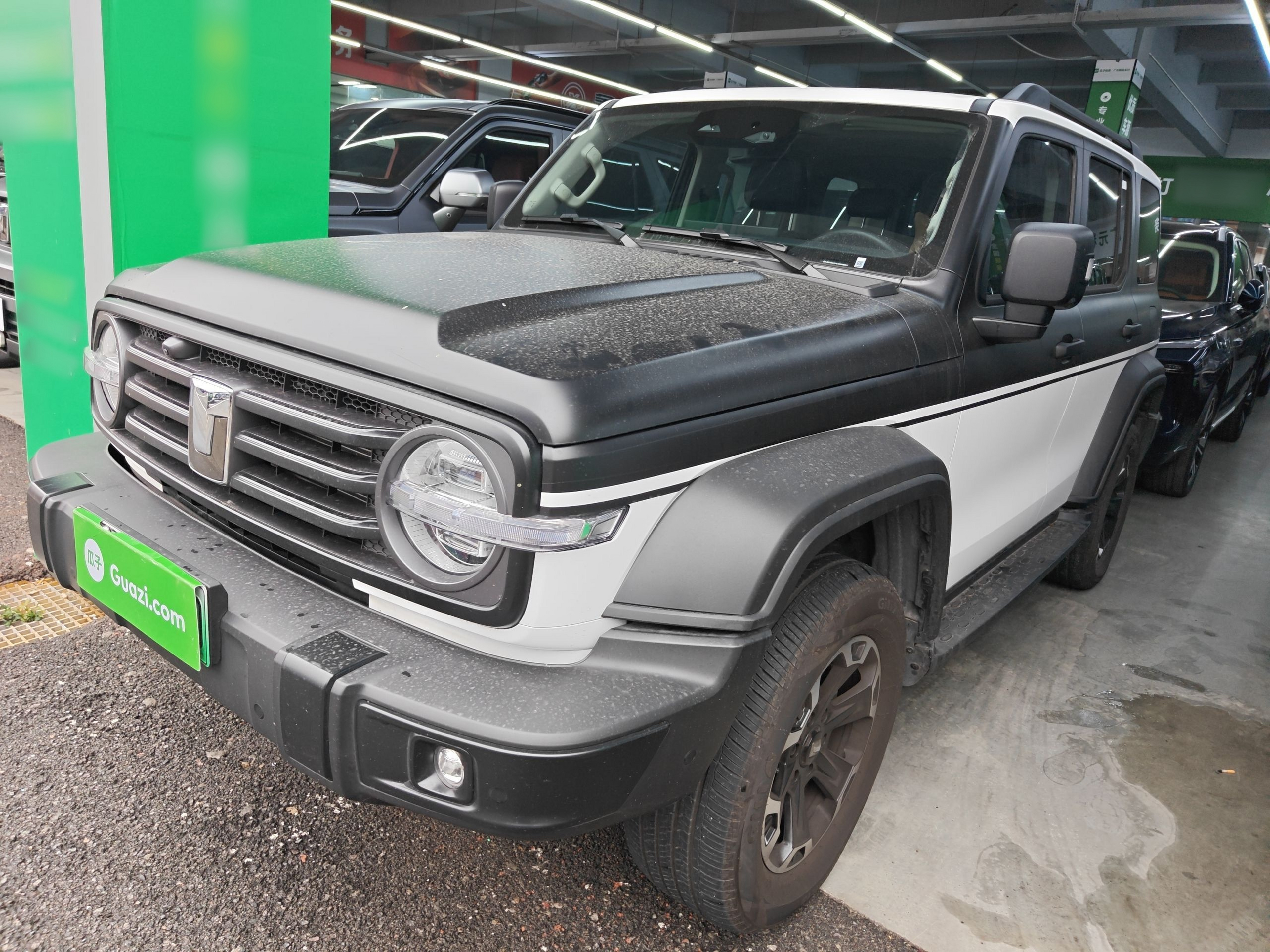 Под передней частью автомобиля