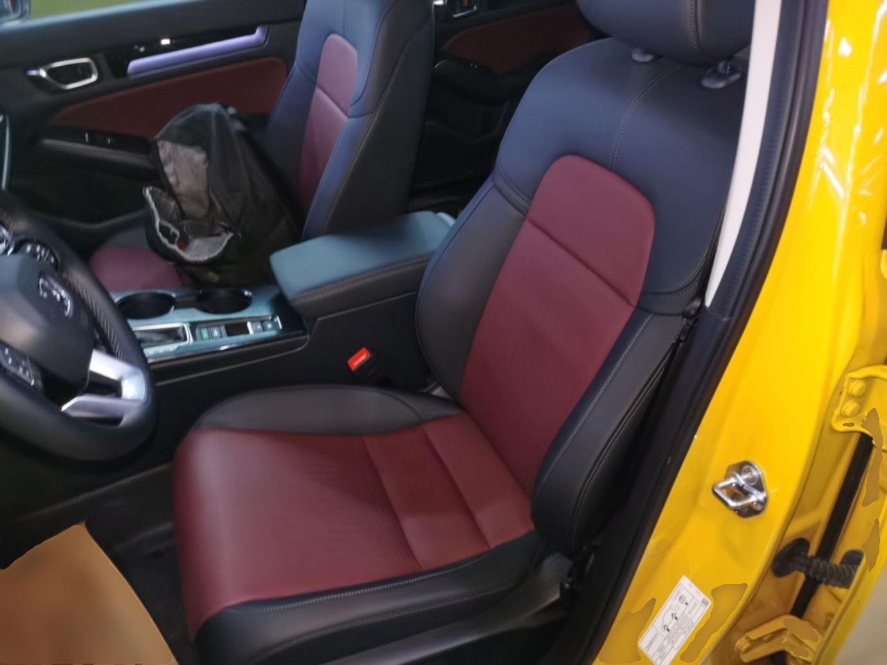 المقاعد الأمامية داخل السيارة