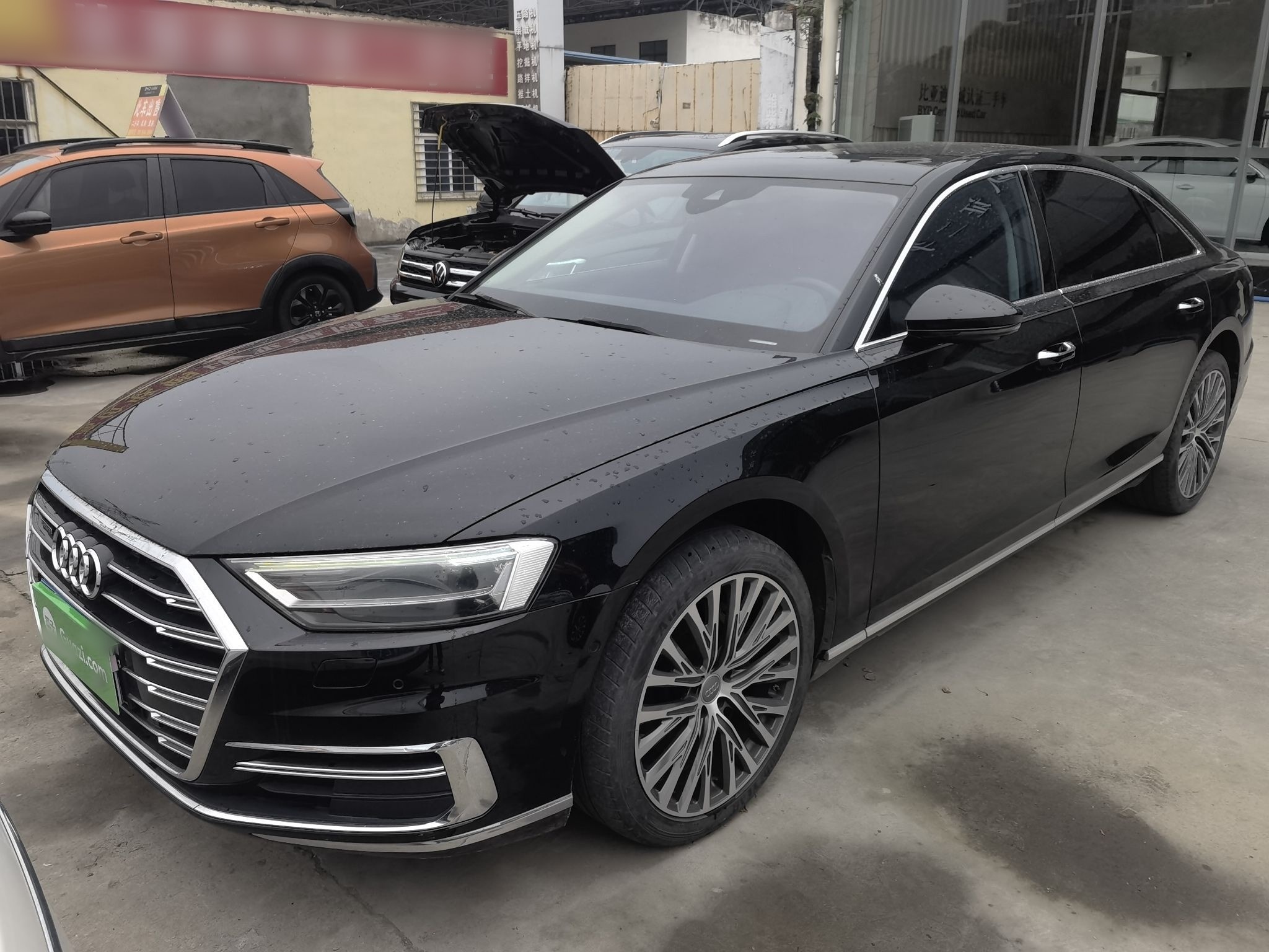 تحت مقدمة السيارة