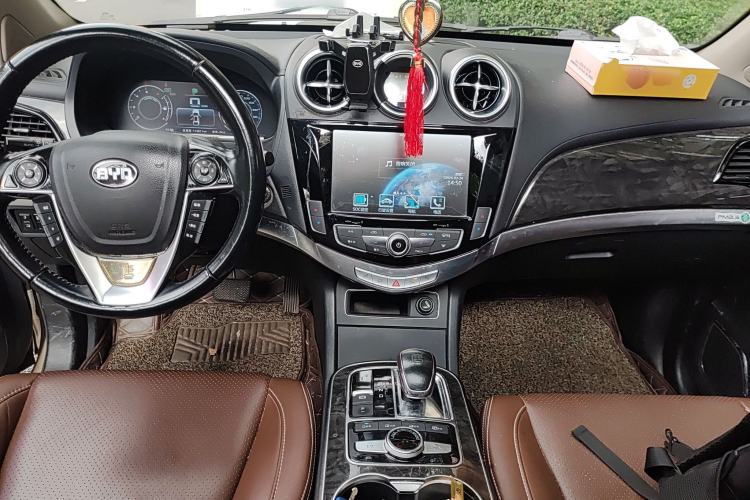 Used BYD Tang New Energy 2015 2.0T Four-Wheel Drive Luxury Model