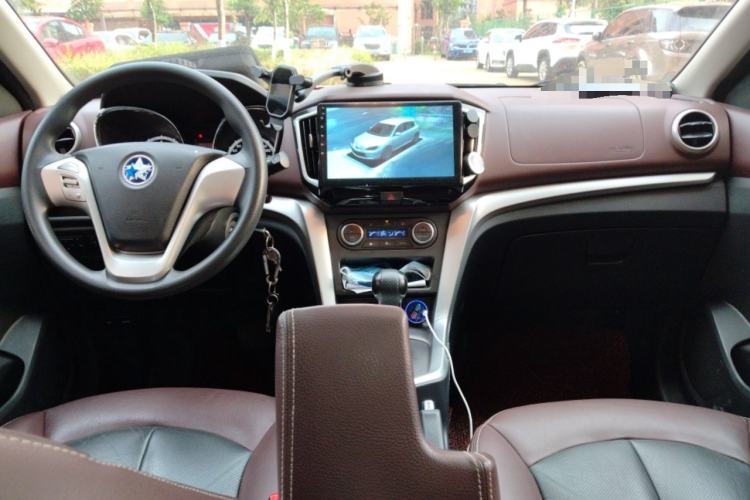 Used Venucia T70X 2015 2.0L CVT SmartFun Sport Edition Center Console