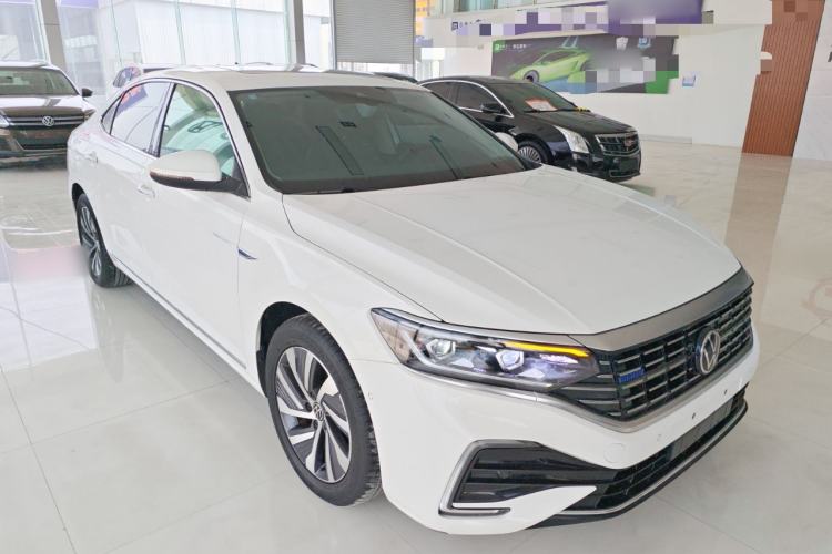 Used Volkswagen Passat New Energy 2022 430 PHEV Hybrid Luxury Edition Front Right 45 Deg