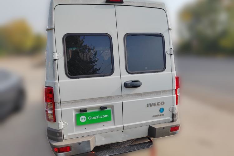 Used Iveco Daily 2021 2.5T A35 M1 Passenger Van 5-9 Seater Short Wheelbase Mid-Roof Design Dual Tires Side Sliding Door
