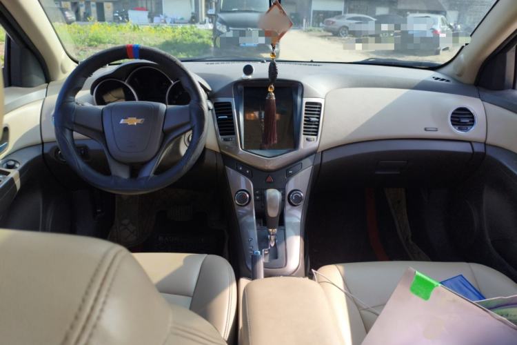 Used Chevrolet Cruze 2015 1.5L Classic SE AT Center Console