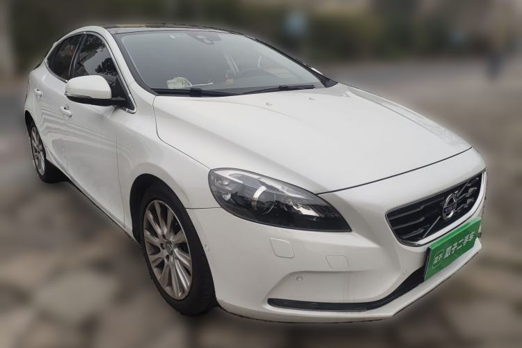 Used Volvo V40 2016 T4 Smart Luxury Edition Front Right 45 Deg