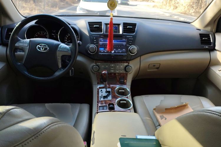 Used Toyota Highlander 2009 2.7L Two-Wheel Drive 7-Seater Luxury Navigation Edition Center Console